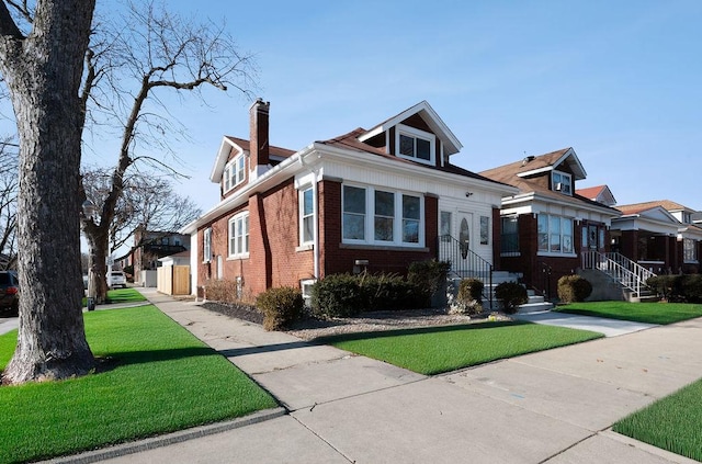 bungalow featuring a front lawn