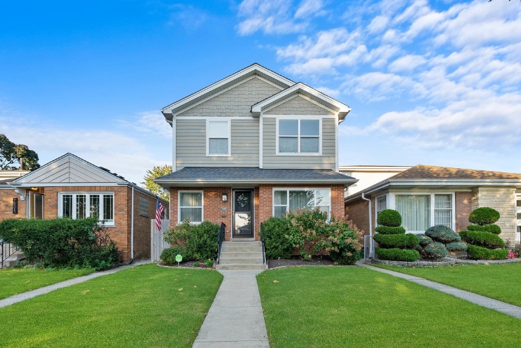 view of front of home featuring a front lawn