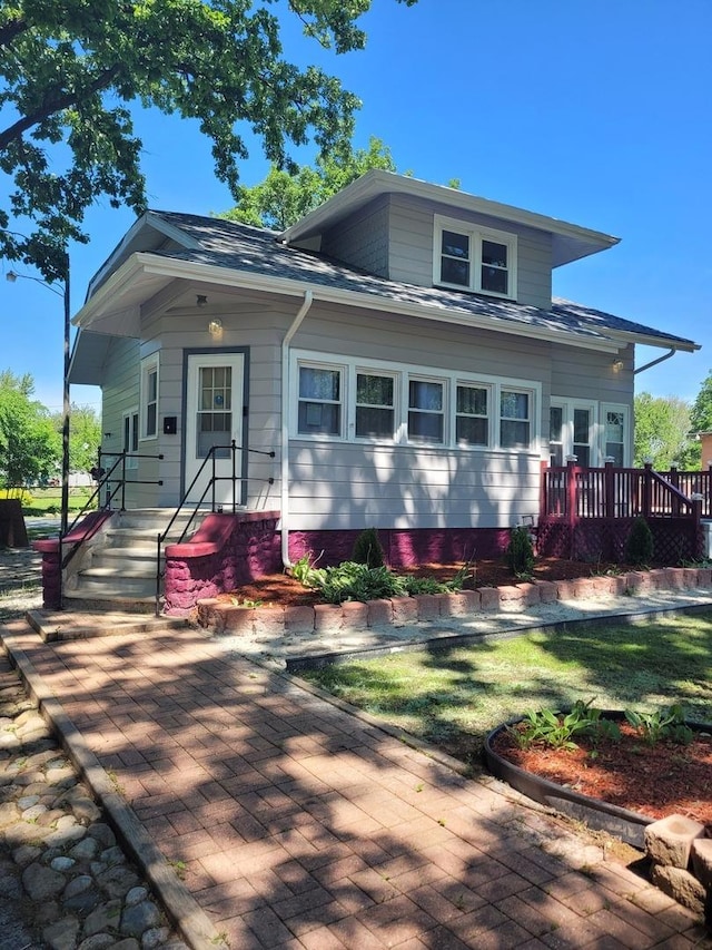 view of front of property with a shingled roof