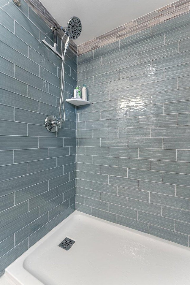 bathroom featuring tiled shower