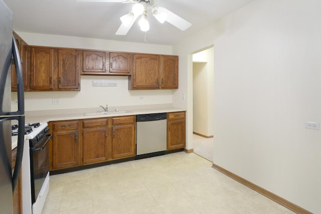 kitchen with stainless steel appliances, sink, and ceiling fan