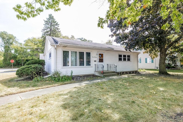 view of front facade featuring a front yard