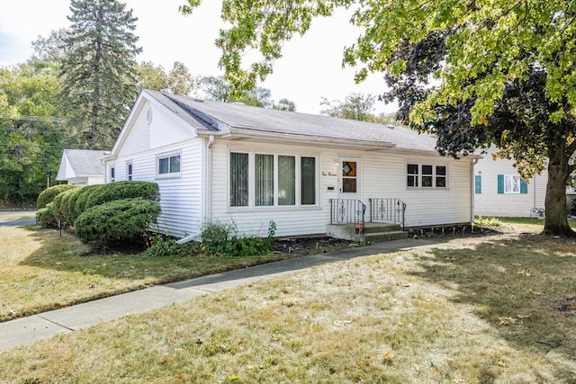 single story home featuring a front yard