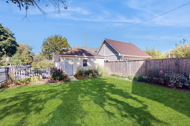 view of yard featuring an outbuilding