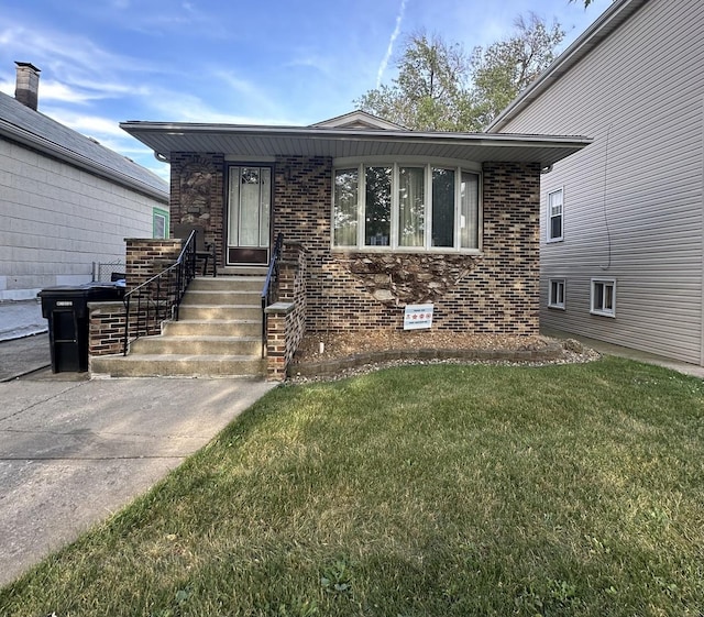 view of front of property featuring a front lawn