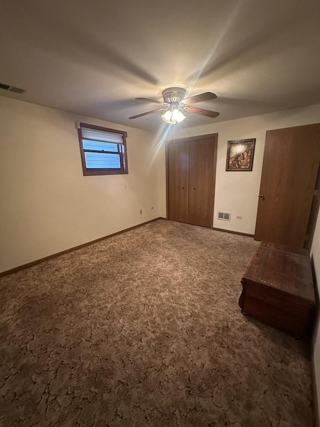 unfurnished bedroom with carpet floors, ceiling fan, and a closet