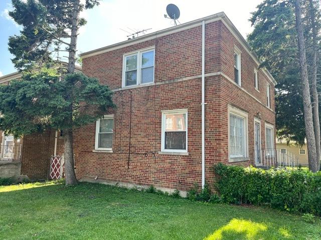 view of side of property featuring a yard