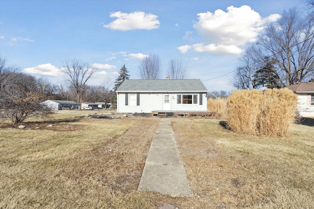 view of front facade with a front yard