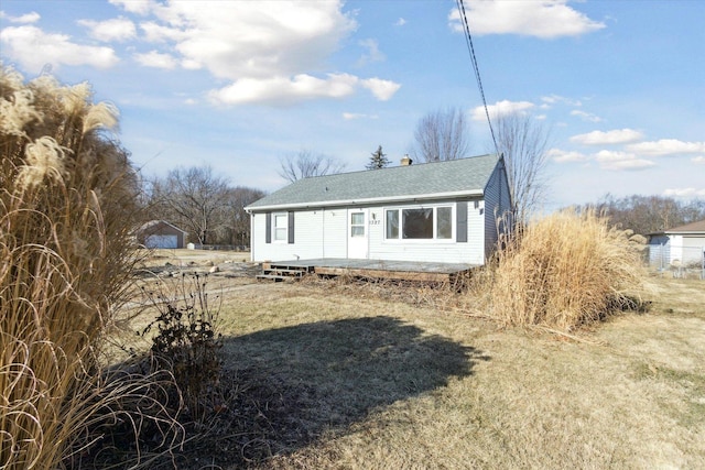 view of front of house featuring a front lawn