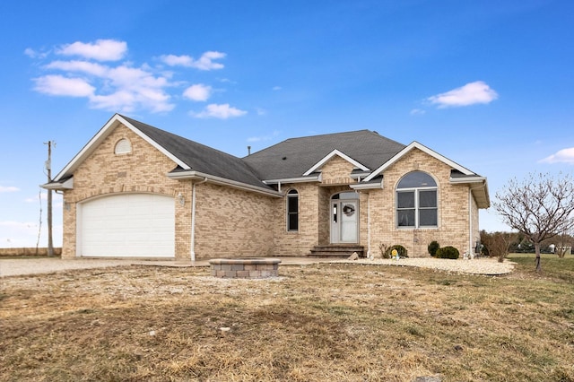 view of front facade featuring a garage and a front lawn