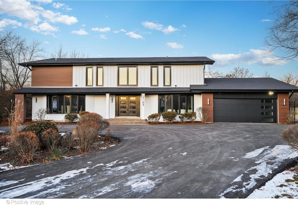 view of front facade featuring a garage