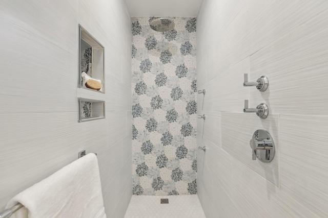 bathroom featuring a tile shower