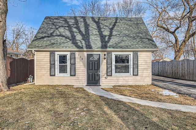 view of front of property featuring a front lawn