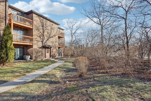 view of property's community featuring a lawn