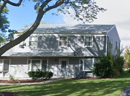 view of front of property with a front yard