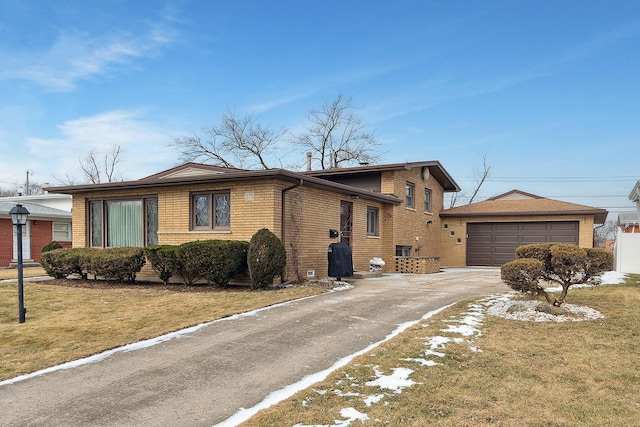 view of front of property featuring a garage and a front yard