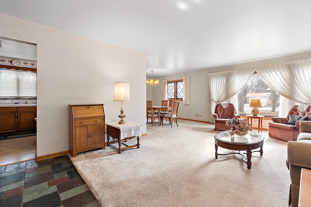 living room featuring sink, a notable chandelier, and carpet