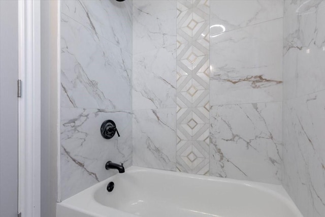 bathroom with tiled shower / bath