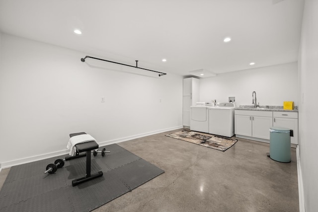 workout room featuring sink and independent washer and dryer