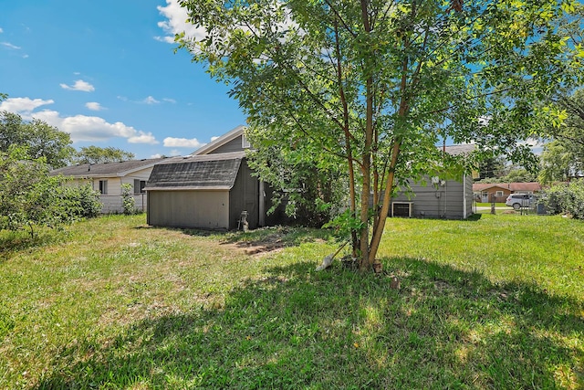 view of yard featuring a storage shed