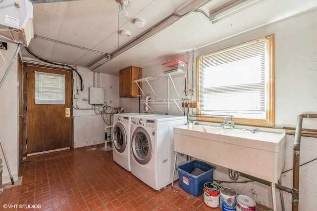 laundry area with sink, cabinets, and washing machine and clothes dryer