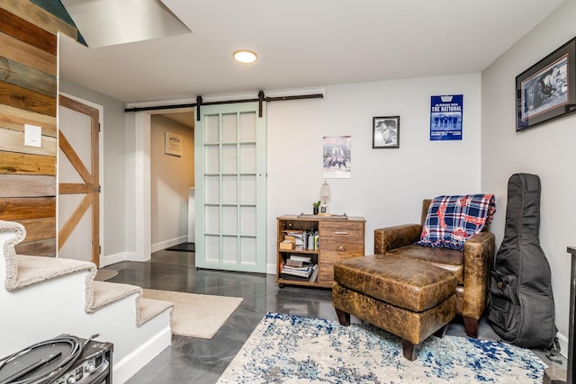 sitting room featuring a barn door