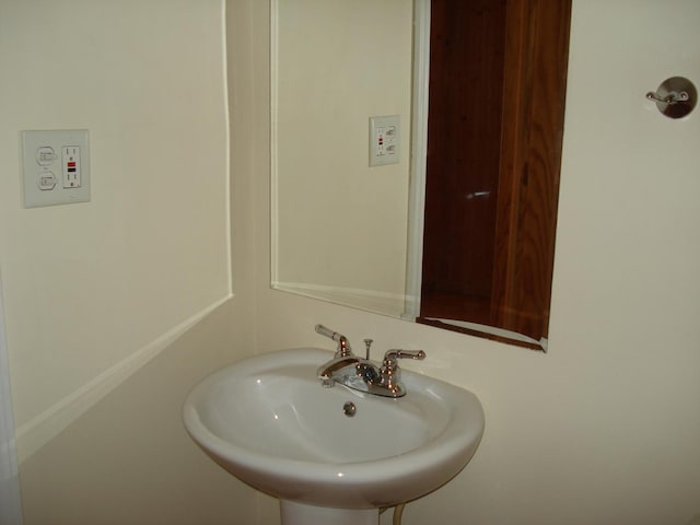 bathroom featuring sink