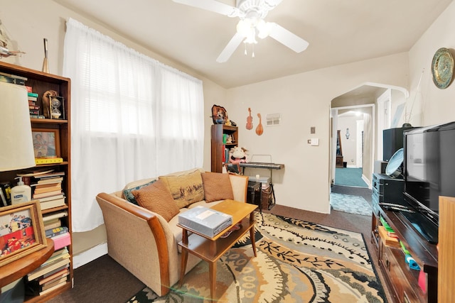 carpeted living room with ceiling fan