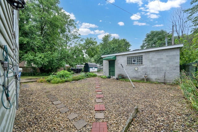 view of yard featuring an outdoor structure