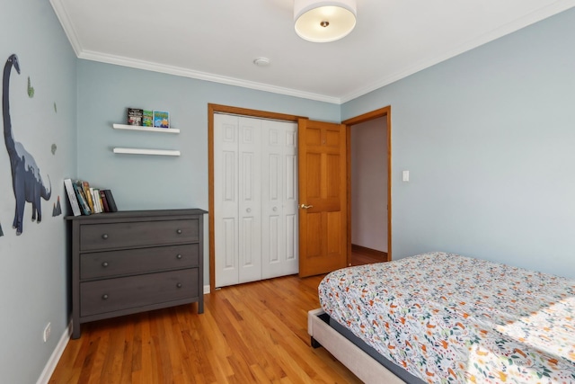 bedroom with crown molding, a closet, and light hardwood / wood-style flooring