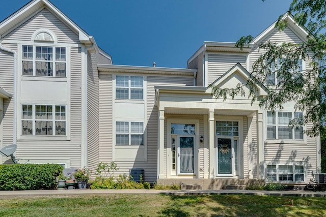 townhome / multi-family property featuring a front lawn