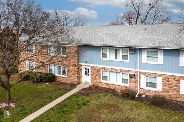 view of front of house with a front lawn