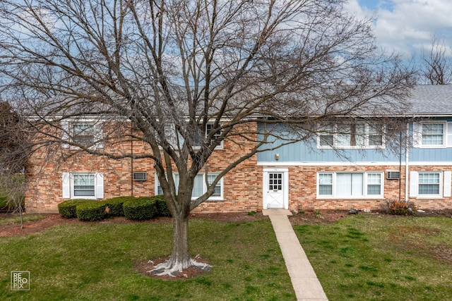 view of front of house with a front lawn