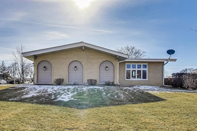 view of front facade with a front lawn