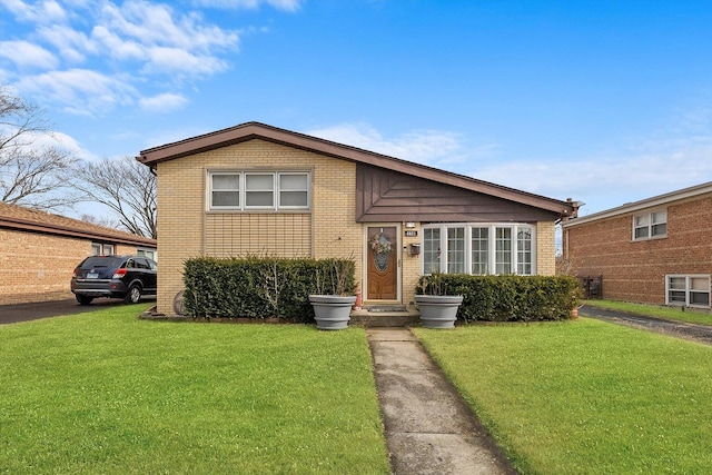 view of front of house featuring a front lawn