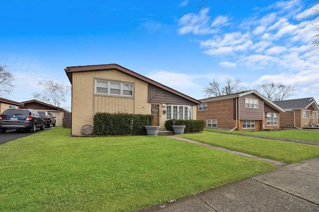 tri-level home featuring a front lawn