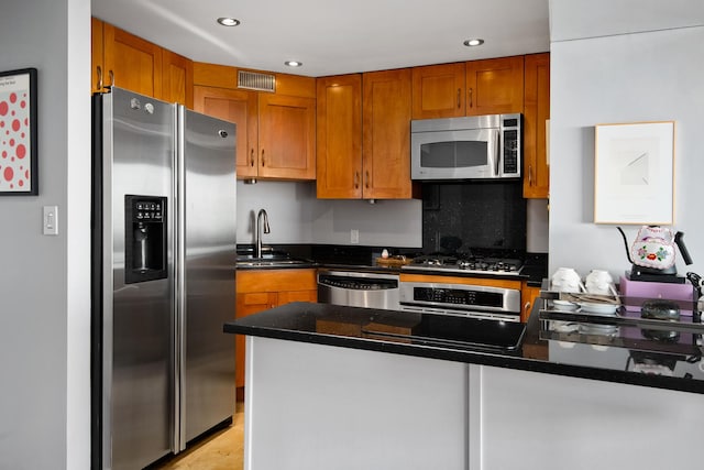 kitchen featuring appliances with stainless steel finishes, sink, and kitchen peninsula