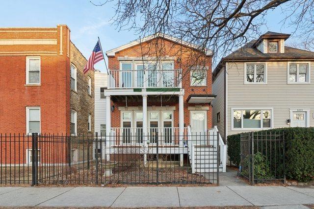 view of front of home featuring a balcony