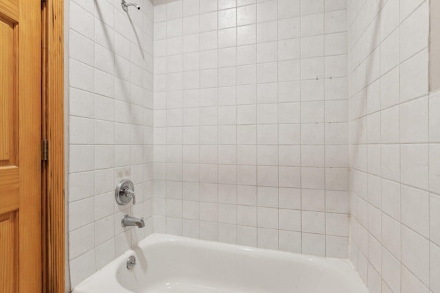 bathroom with tiled shower / bath combo