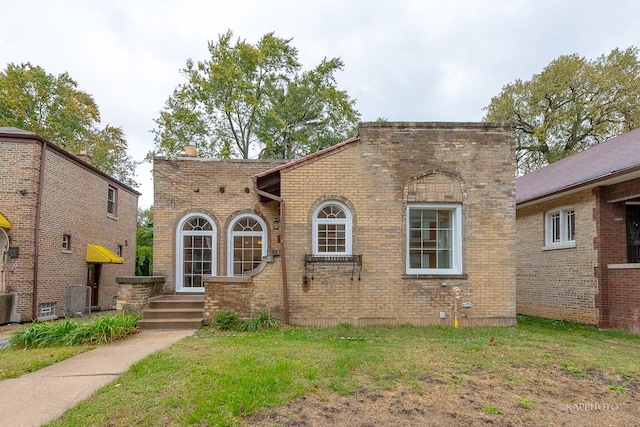 view of front facade featuring a front yard