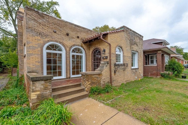 mediterranean / spanish-style house with a front yard