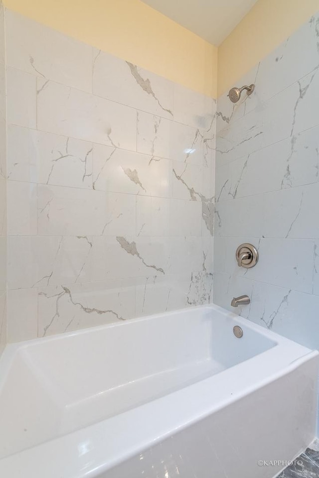 bathroom with tiled shower / bath combo