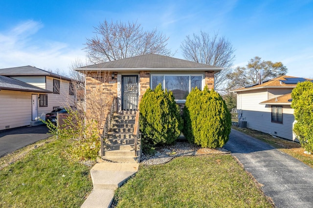 view of front of home featuring central AC unit and a front lawn