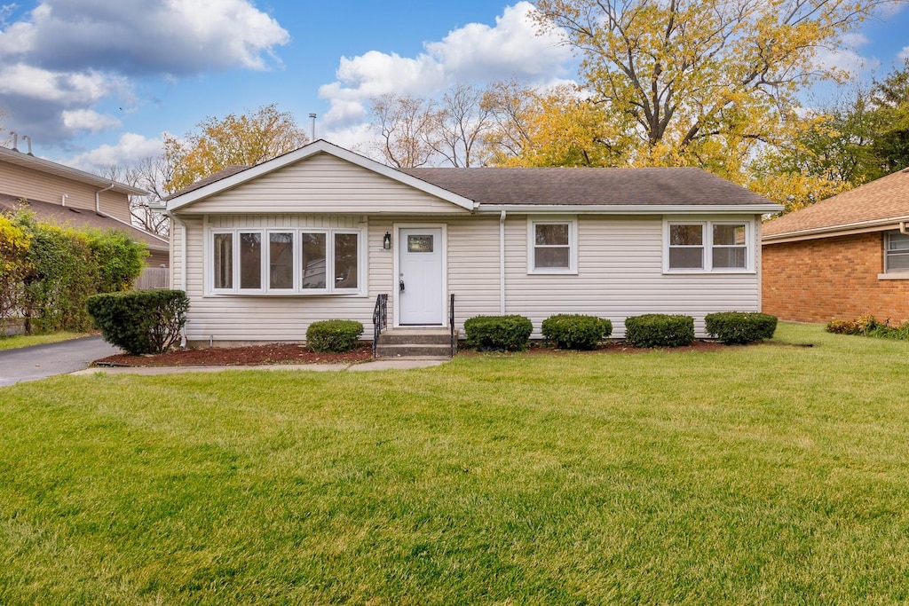 ranch-style home with a front yard