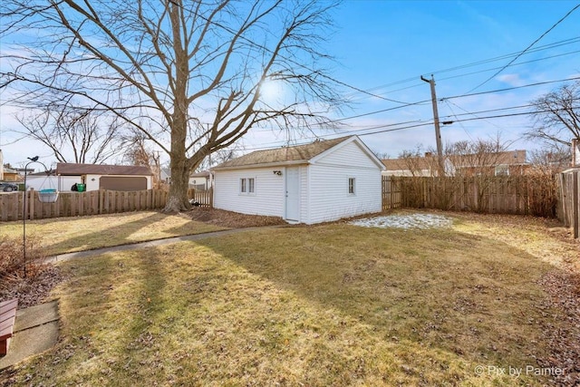 view of yard with an outbuilding