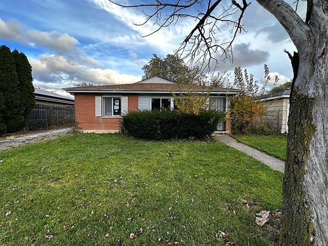 view of front of house with a front lawn