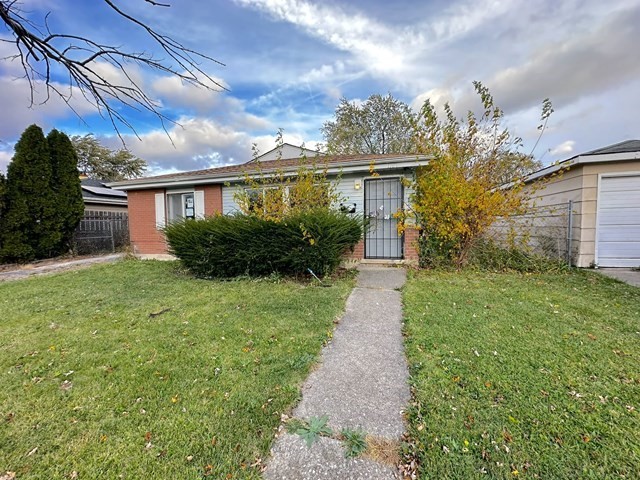 view of front of property featuring a front yard