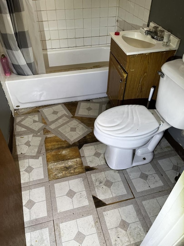 full bathroom featuring toilet, shower / bathtub combination with curtain, and vanity