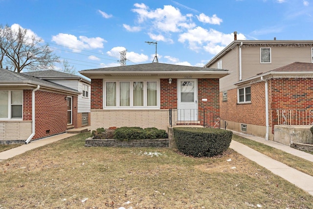 view of front facade featuring a front lawn