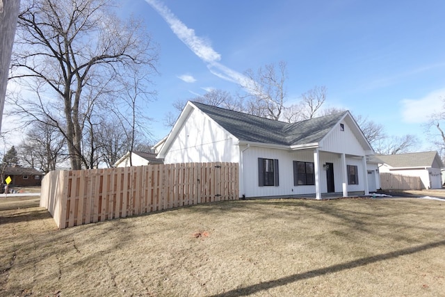 view of front facade featuring a front yard